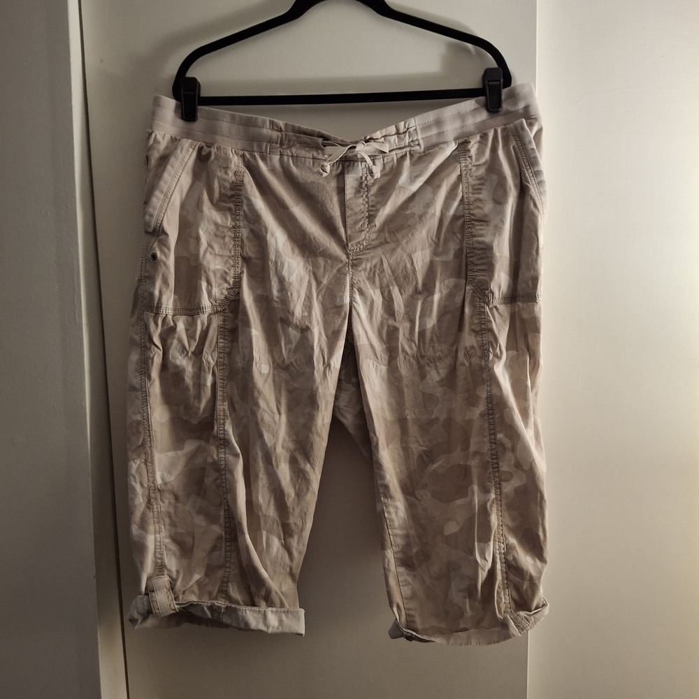 Natural Reflections Women's Taupe Camo Cropped Capris